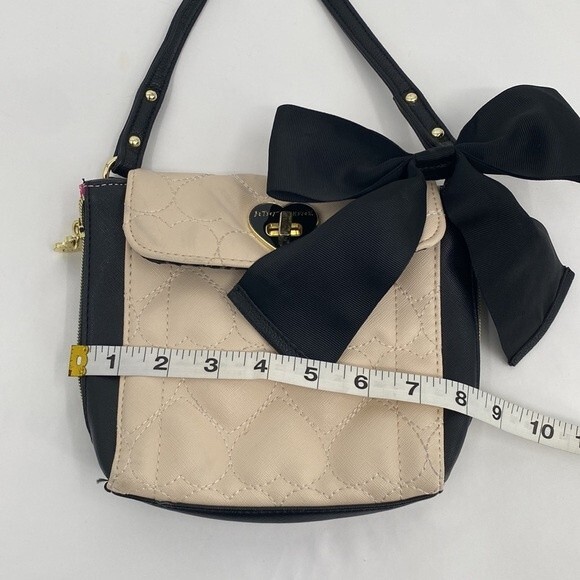 Betsey Johnson Women's Quilted Colorblock Bow Accent Crossbody Bag Cream Black - Picture 8 of 9